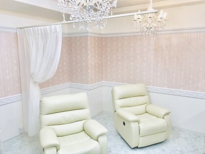 ネイル＆アイラッシュサロン TiaraLuxe（ティアラリュクス）本八幡店店舗内装写真